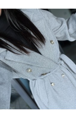 Šedý krásný kabát