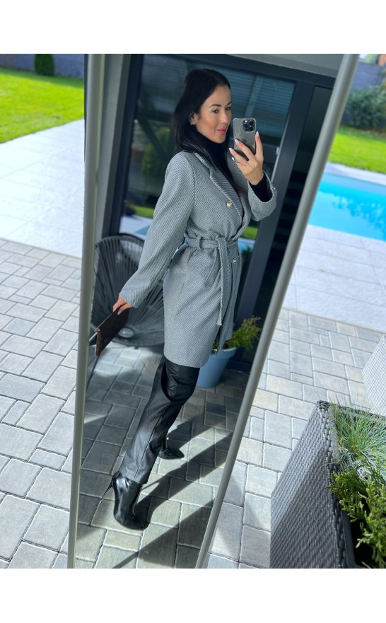 Šedý krásný kabát