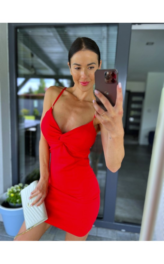 Rudé šaty Vali